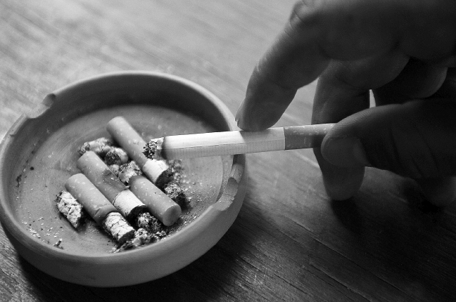 MEX54. CIUDAD DE MÉXICO (MÉXICO) 31/05/2010.- Vista de unos cigarrillos hoy, lunes 31 de mayo de 2010, en Ciudad de México, durante la celebración del "Día Mundial Sin tabaco". El secretario de Salud del gobierno del Distrito Federal, Armando Ahued, dijo hoy que el tabaquismo es el causante de matar en promedio a 167 personas diariamente, lo que se traduce a más de 60 mil al año en el país. EFE/Sáshenka Gutiérrez